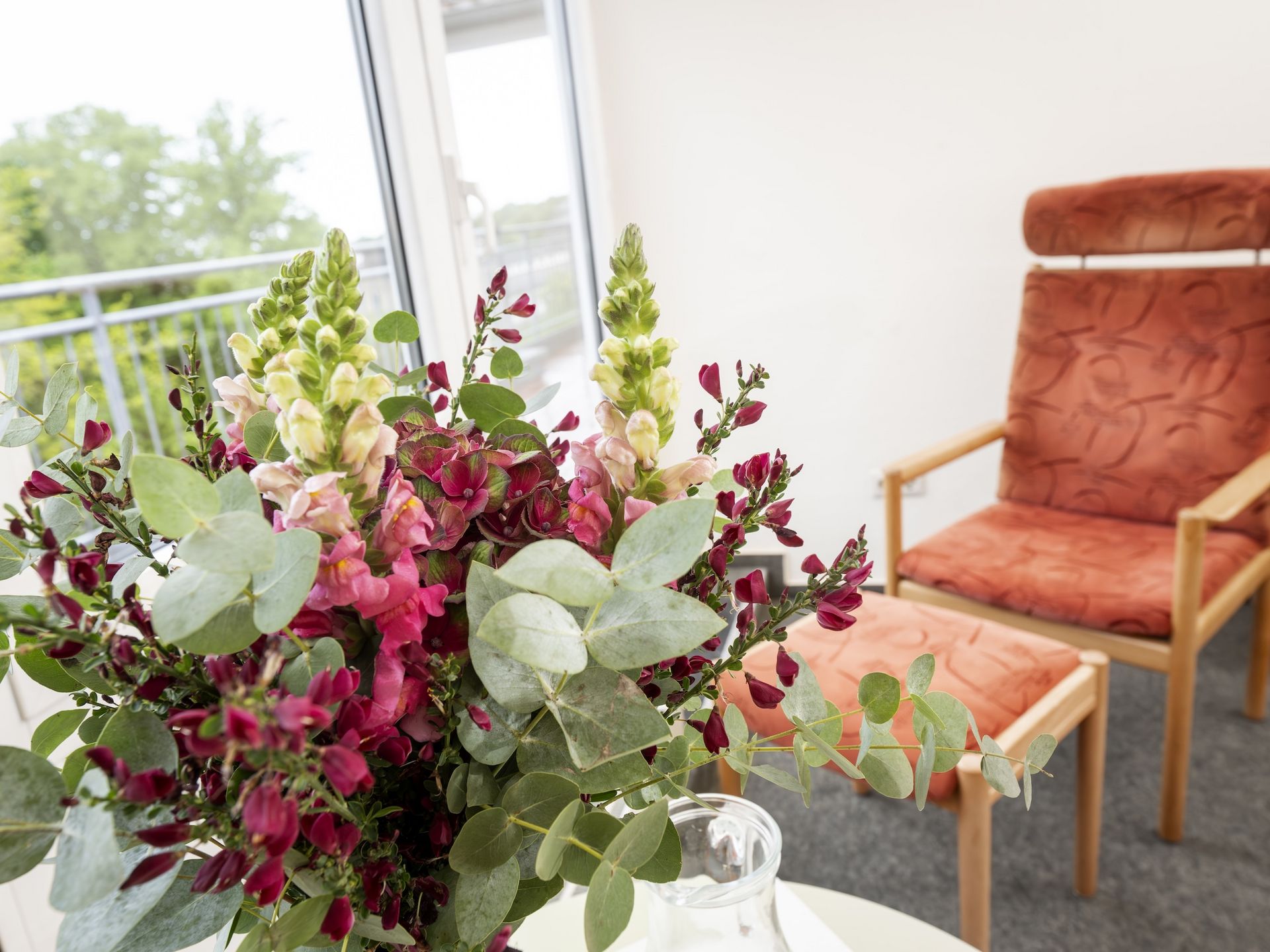 Ein großer Blumenstrauß auf dem Beistelltisch