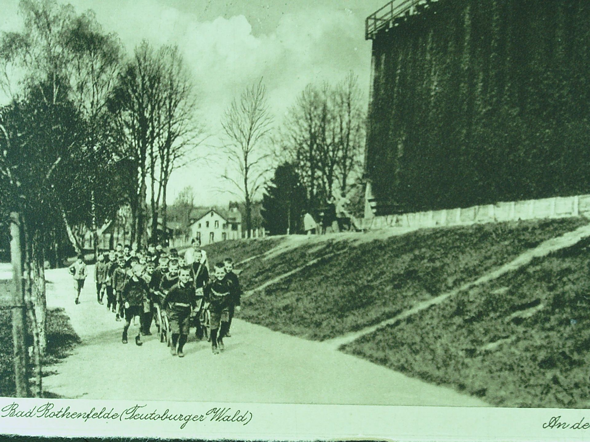 Ein altes Schawrz-Weiß-Bild: Kinder beim Spaziergang entlang der Gradierwerke
