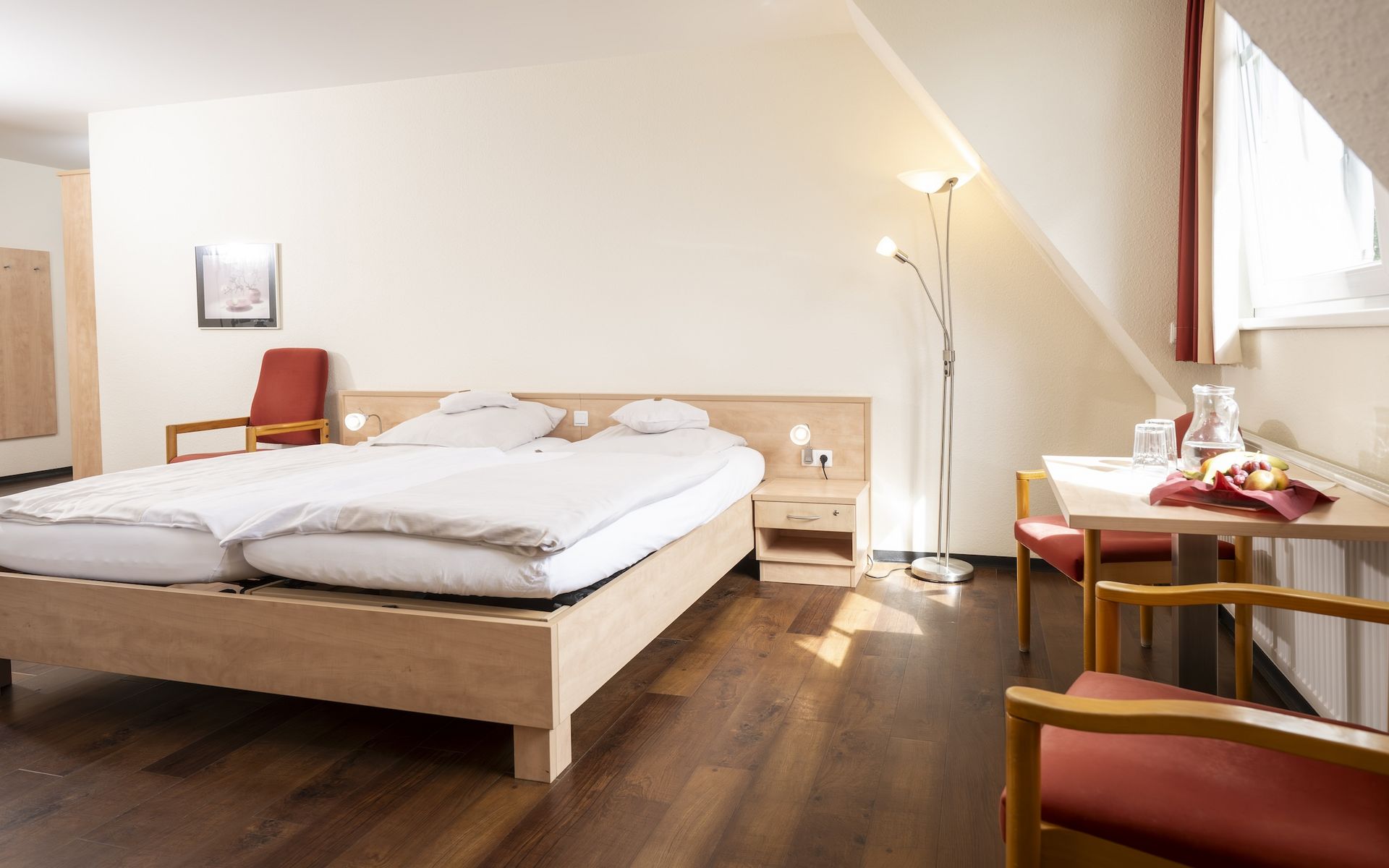 Blick ins Doppelzimmer: Großes Doppelbett und Sitzecke
