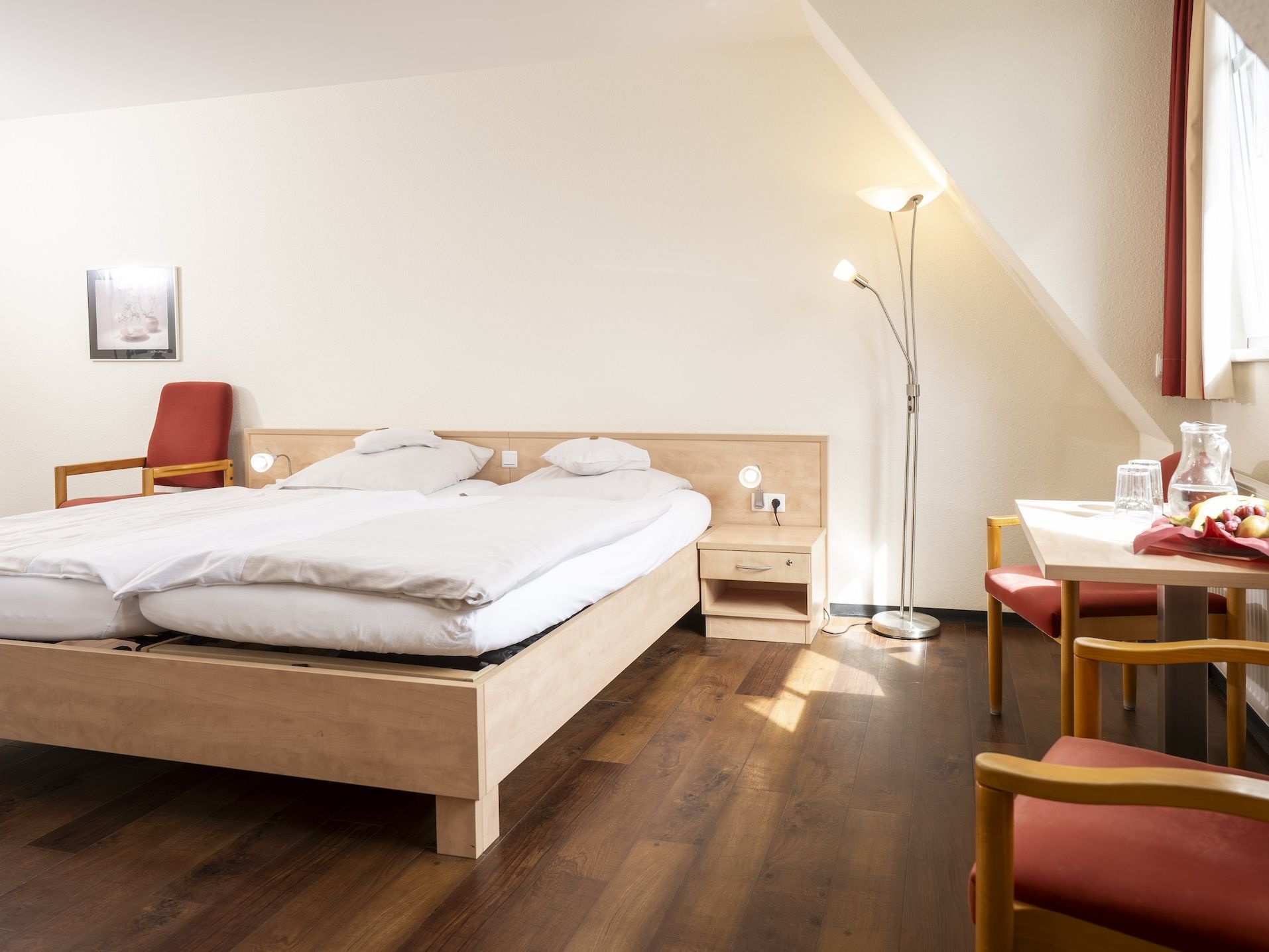 Blick ins Doppelzimmer: Großes Doppelbett und Sitzecke