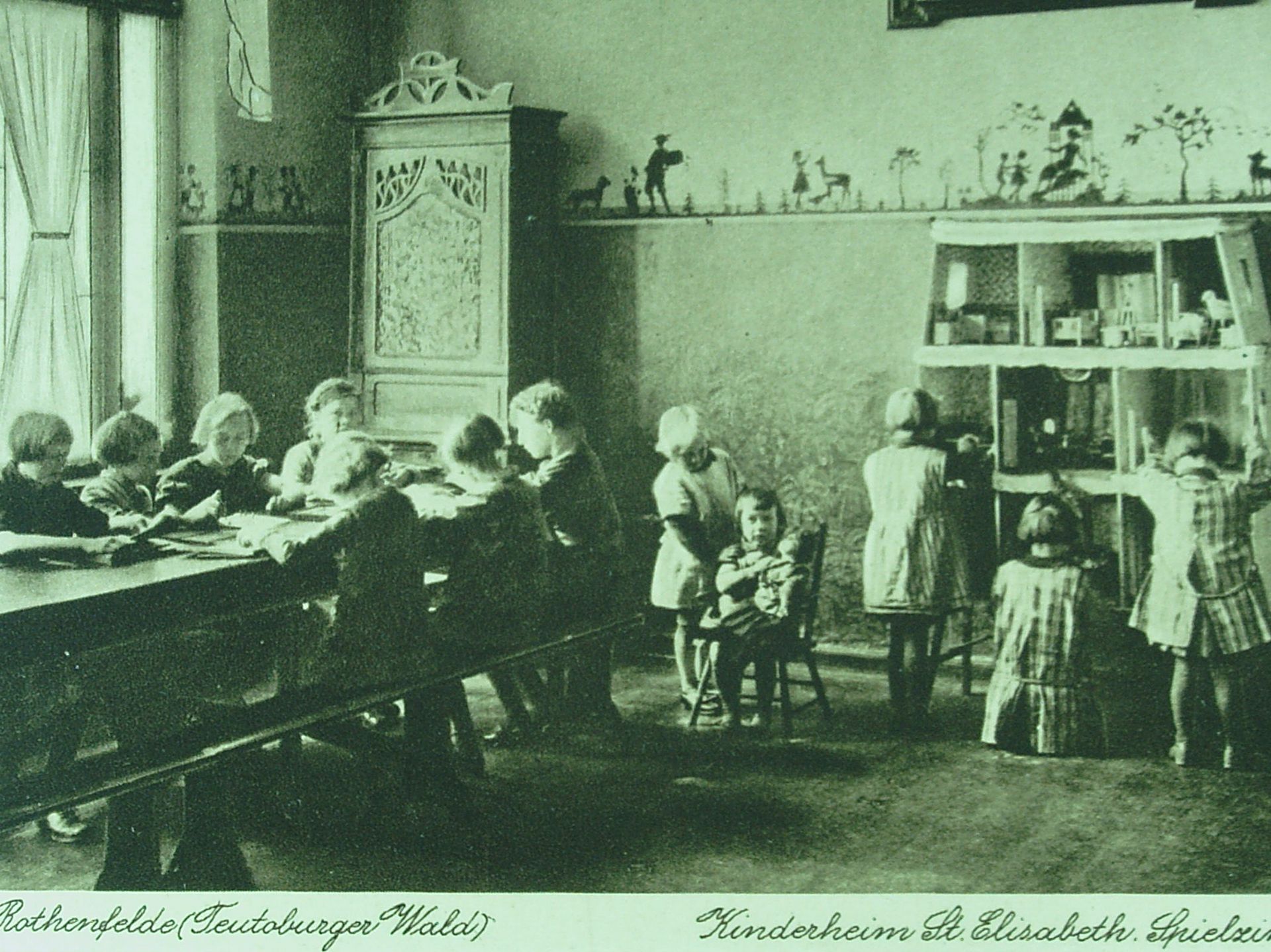 Ein altes Schawrz-Weiß-Bild: Kinder in einem Spielzimmer