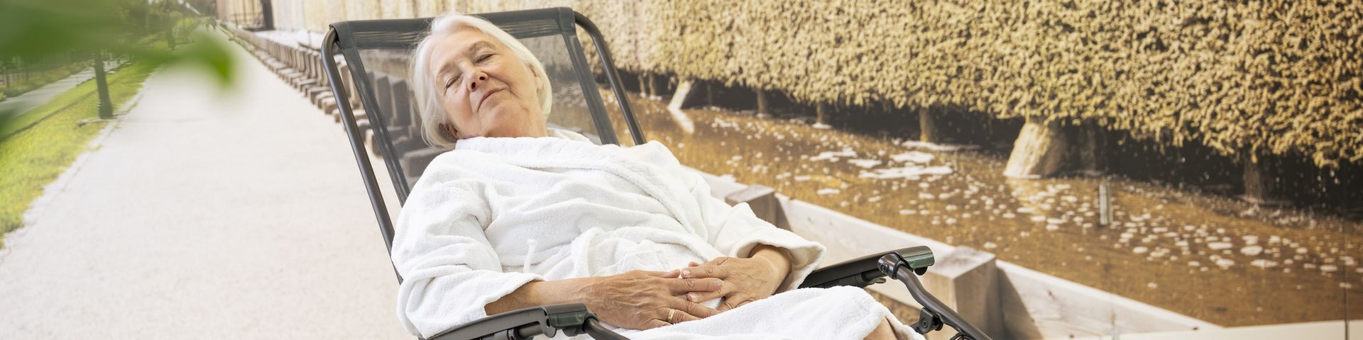 Eine Frau entspannt im Liegestuhl an den Salinen