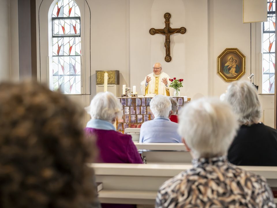 Mehrere Menschen beim Gottesdienst in der Kapelle