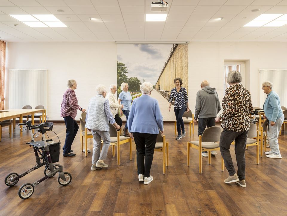 Eine Gruppe Seniorinnen bei der Gymnastik im Bewegungsraum mit Schwingboden